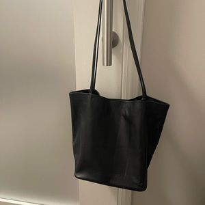 Modern Weaving relaxed basket bag in black
